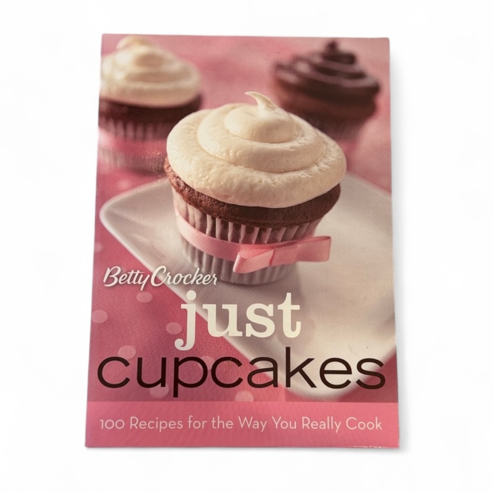 Betty Crocker Just Cupcakes Cookbook 100 Recipes Baking Book